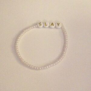 White pearl slay bracelet 5/10$ Bundle
